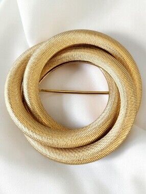 Vintage Signed Sarah Coventry Gold Tone Circle Knot Brooch Pin